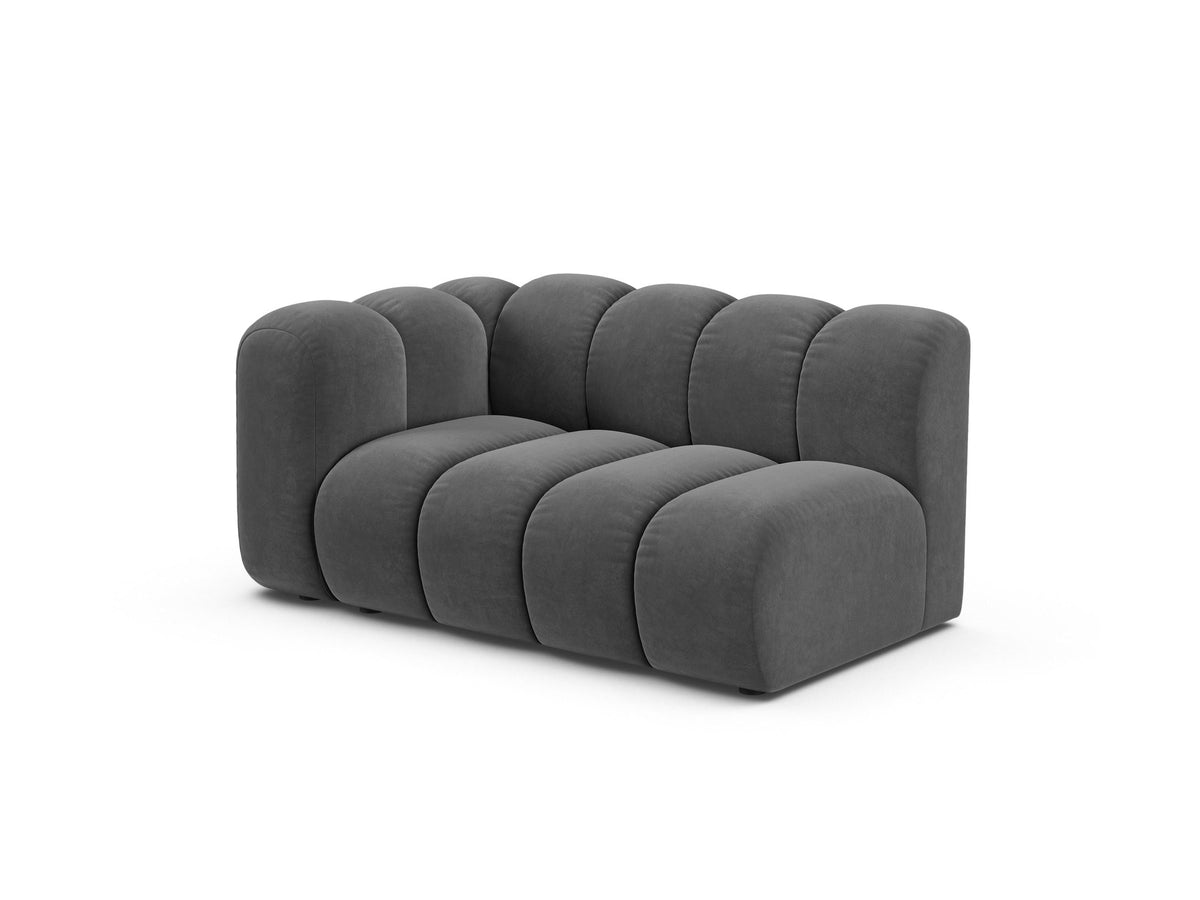 Zweisitziges modulares Sofa Lupine von Micadoni in leichtem Beige mit Venus-Stoffbezug, schwarzen Kunststoffbeinen und niedriger Rückenlehne.