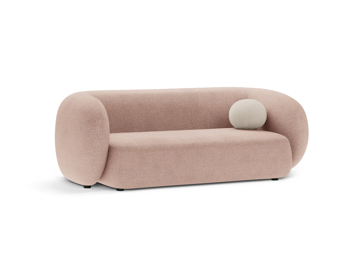 Weisses 4er Sofa Kate von Micadoni mit strukturiertem Bouclé-Stoff, schwarzen Kunststoffbeinen und breiter Sitzfläche.
