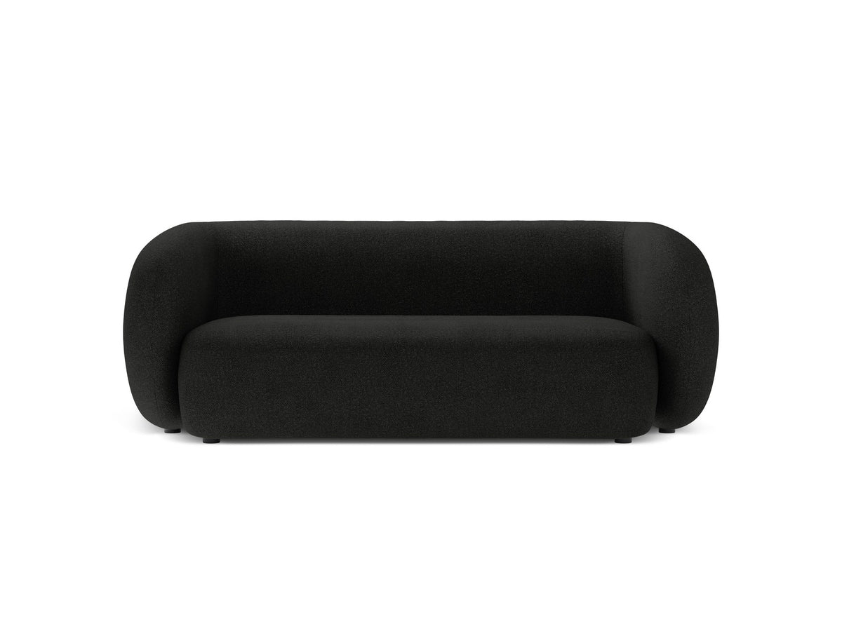Weisses 4er Sofa Kate von Micadoni mit strukturiertem Bouclé-Stoff, schwarzen Kunststoffbeinen und breiter Sitzfläche.