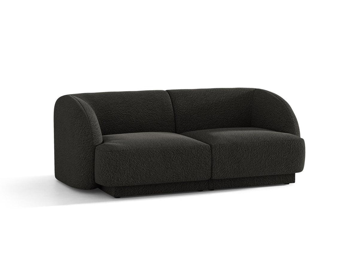 Dunkelbeiges 2er Sofa Miley von Micadoni mit Bluvel-Stoffbezug, schwarzen Kunststoffbeinen und flacher Rückenlehne, freigestellt fotografiert.