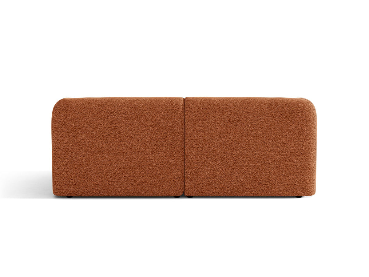 Dunkelbeiges 2er Sofa Miley von Micadoni mit Bluvel-Stoffbezug, schwarzen Kunststoffbeinen und flacher Rückenlehne, freigestellt fotografiert.