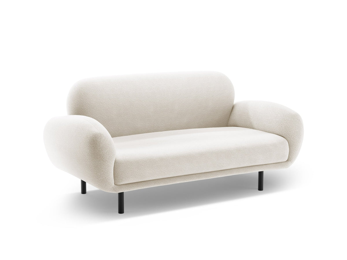 Weisses 2er Sofa Poppy von Micadoni mit runder Silhouette, Bouclé-Stoff-Bezug und schwarzen Metallbeinen auf hellem Hintergrund.