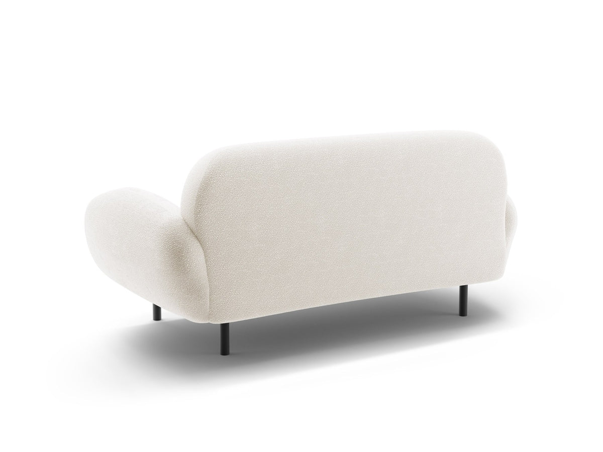 Weisses 2er Sofa Poppy von Micadoni mit runder Silhouette, Bouclé-Stoff-Bezug und schwarzen Metallbeinen auf hellem Hintergrund.