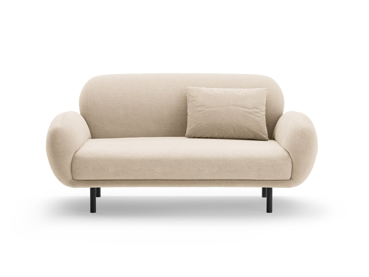 Weisses 2er Sofa Poppy von Micadoni mit runder Silhouette, Bouclé-Stoff-Bezug und schwarzen Metallbeinen auf hellem Hintergrund.