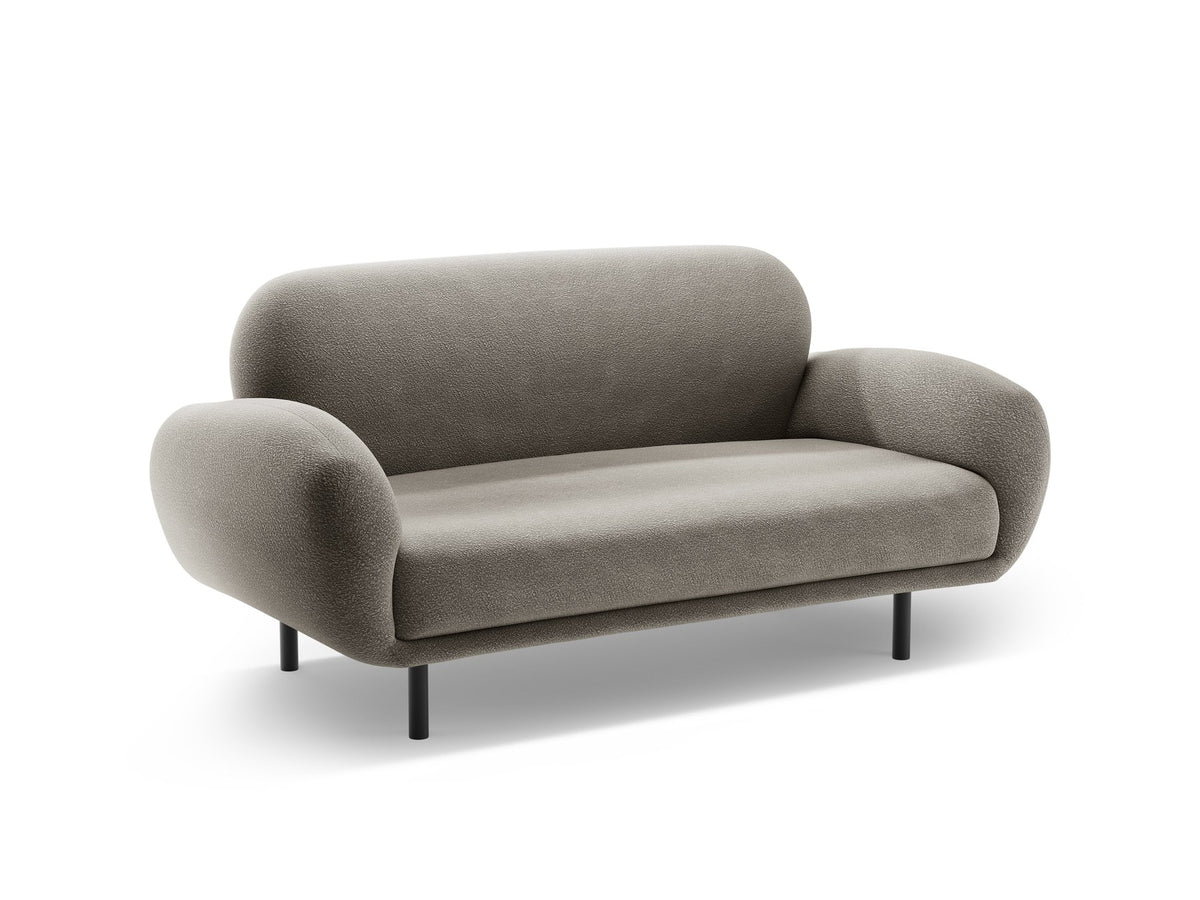 Weisses 2er Sofa Poppy von Micadoni mit runder Silhouette, Bouclé-Stoff-Bezug und schwarzen Metallbeinen auf hellem Hintergrund.