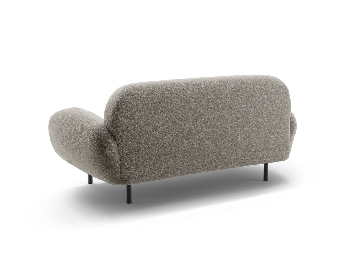 Weisses 2er Sofa Poppy von Micadoni mit runder Silhouette, Bouclé-Stoff-Bezug und schwarzen Metallbeinen auf hellem Hintergrund.
