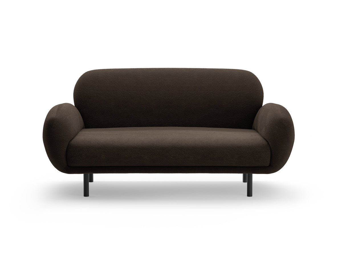 Weisses 2er Sofa Poppy von Micadoni mit runder Silhouette, Bouclé-Stoff-Bezug und schwarzen Metallbeinen auf hellem Hintergrund.