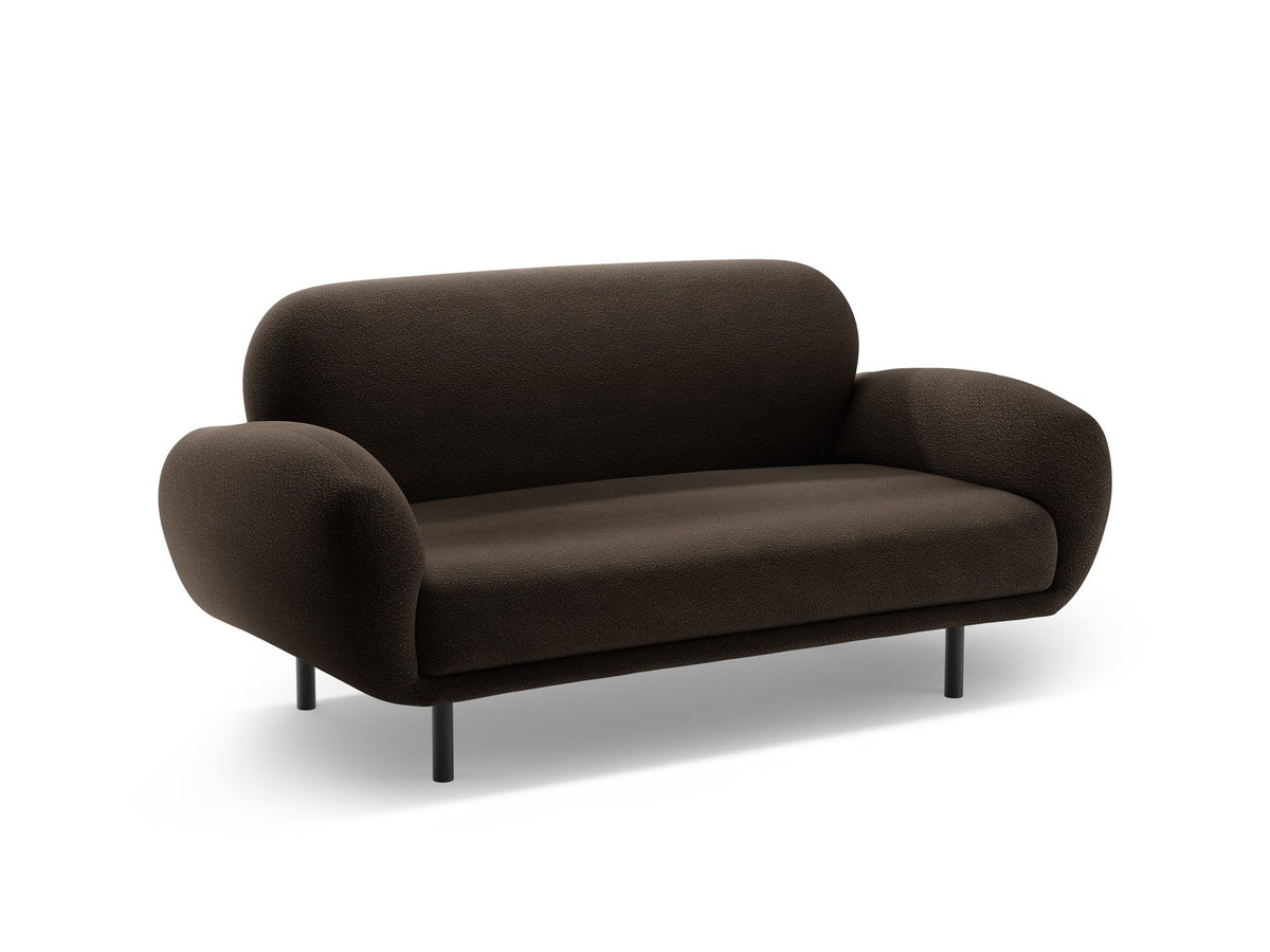 Weisses 2er Sofa Poppy von Micadoni mit runder Silhouette, Bouclé-Stoff-Bezug und schwarzen Metallbeinen auf hellem Hintergrund.