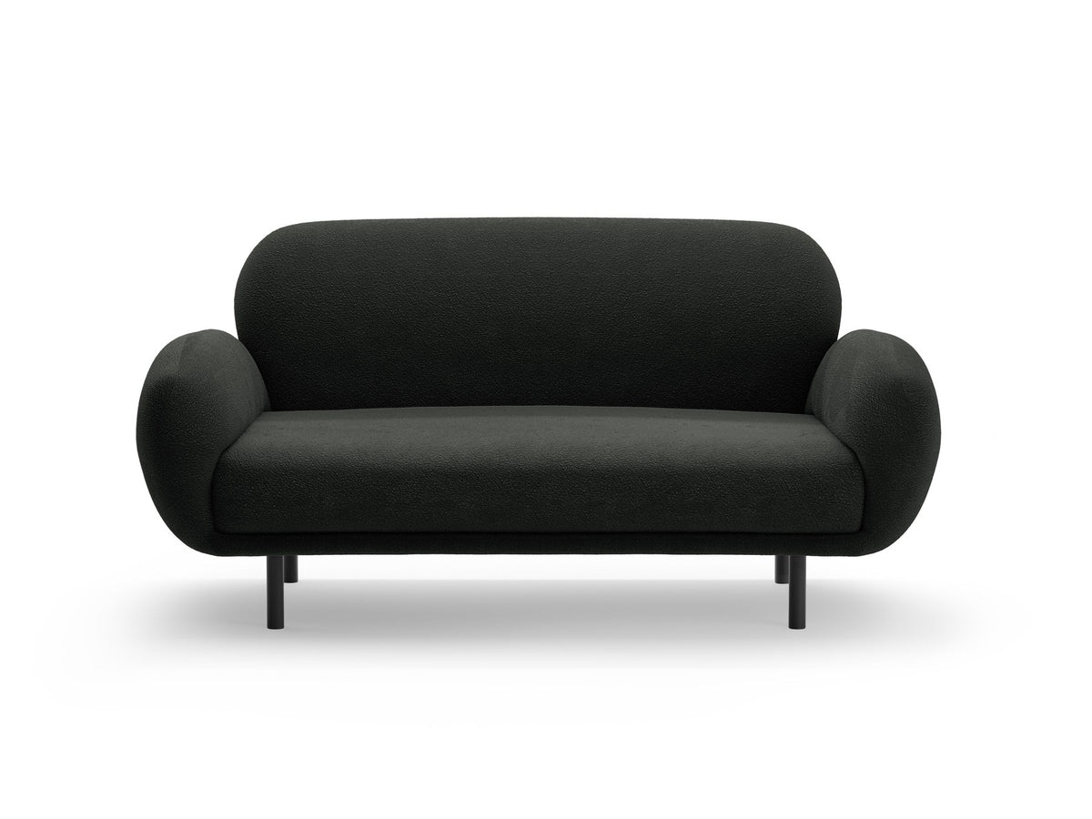 Weisses 2er Sofa Poppy von Micadoni mit runder Silhouette, Bouclé-Stoff-Bezug und schwarzen Metallbeinen auf hellem Hintergrund.