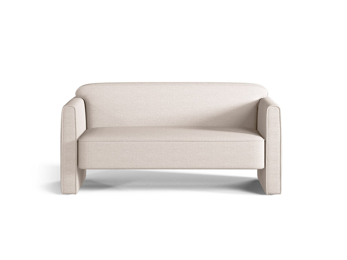 Beiges 2er Sofa Abby von Micadoni mit gepolsterter Sitzfläche, niedrigen schwarzen Kunststoffbeinen und schlichtem, abgerundetem Design.