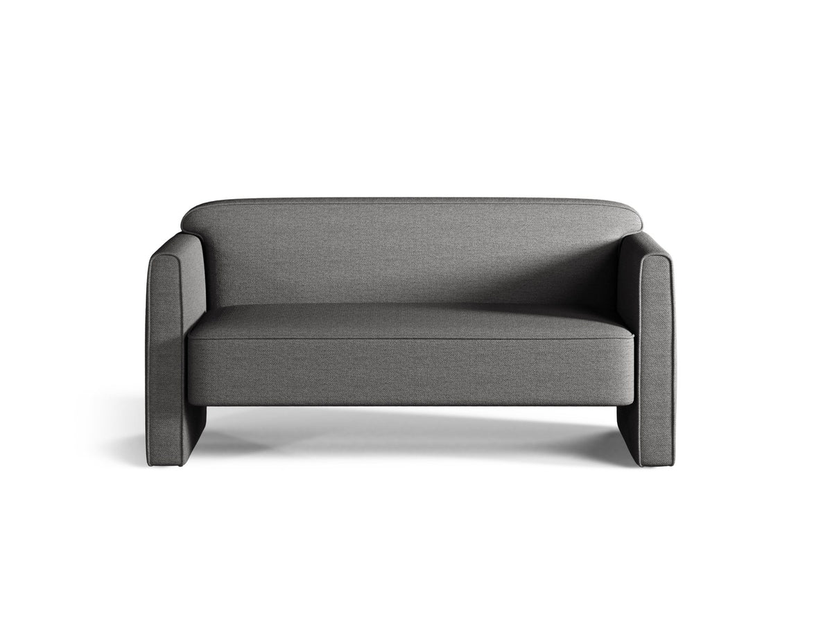 Beiges 2er Sofa Abby von Micadoni mit gepolsterter Sitzfläche, niedrigen schwarzen Kunststoffbeinen und schlichtem, abgerundetem Design.