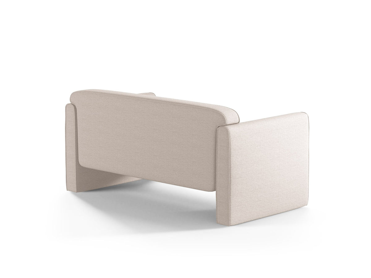 Beiges 2er Sofa Abby von Micadoni mit gepolsterter Sitzfläche, niedrigen schwarzen Kunststoffbeinen und schlichtem, abgerundetem Design.