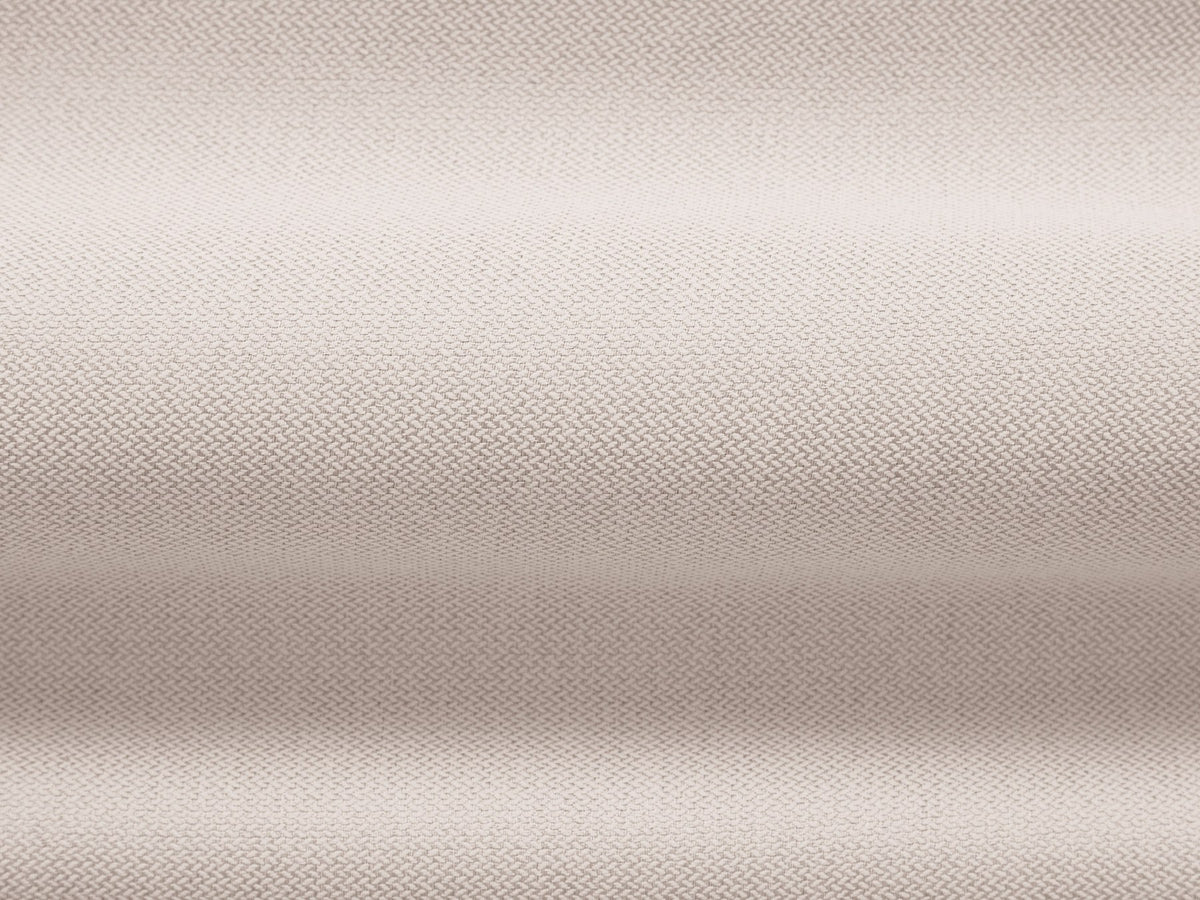 Beiges 2er Sofa Abby von Micadoni mit gepolsterter Sitzfläche, niedrigen schwarzen Kunststoffbeinen und schlichtem, abgerundetem Design.