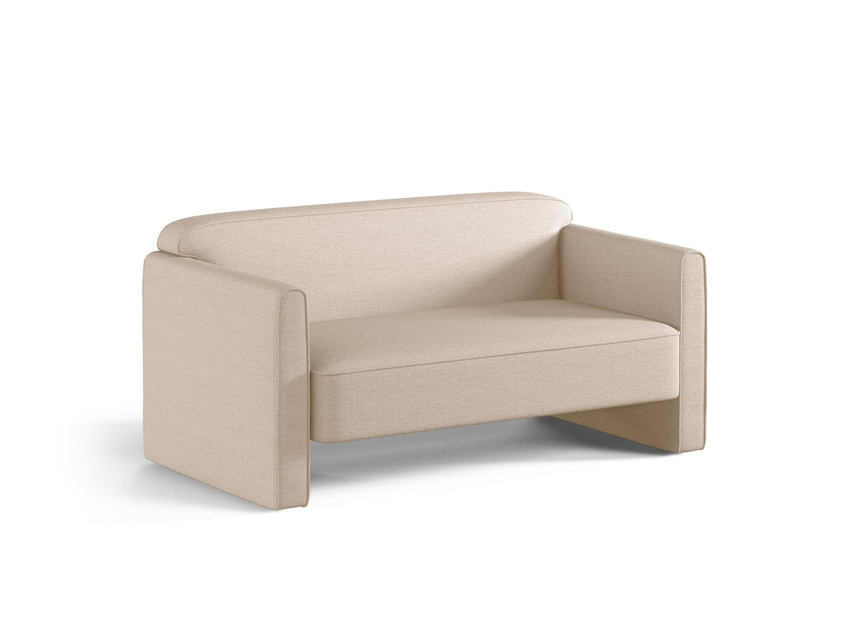 Beiges 2er Sofa Abby von Micadoni mit gepolsterter Sitzfläche, niedrigen schwarzen Kunststoffbeinen und schlichtem, abgerundetem Design.