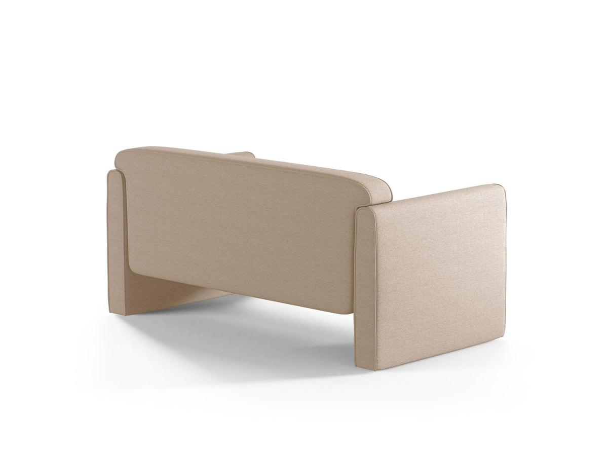 Beiges 2er Sofa Abby von Micadoni mit gepolsterter Sitzfläche, niedrigen schwarzen Kunststoffbeinen und schlichtem, abgerundetem Design.