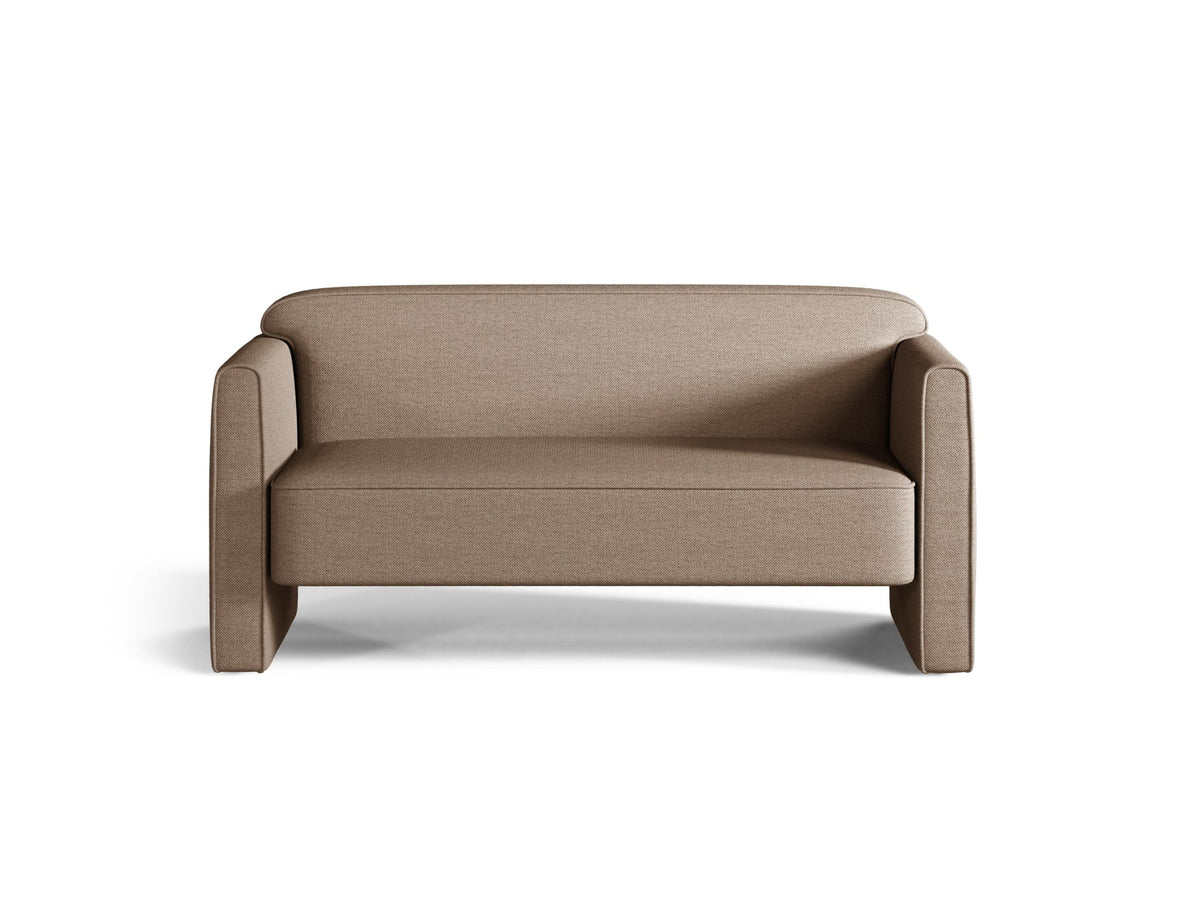 Beiges 2er Sofa Abby von Micadoni mit gepolsterter Sitzfläche, niedrigen schwarzen Kunststoffbeinen und schlichtem, abgerundetem Design.