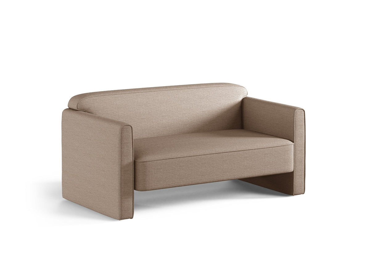 Beiges 2er Sofa Abby von Micadoni mit gepolsterter Sitzfläche, niedrigen schwarzen Kunststoffbeinen und schlichtem, abgerundetem Design.