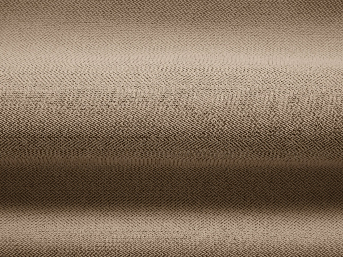 Beiges 2er Sofa Abby von Micadoni mit gepolsterter Sitzfläche, niedrigen schwarzen Kunststoffbeinen und schlichtem, abgerundetem Design.