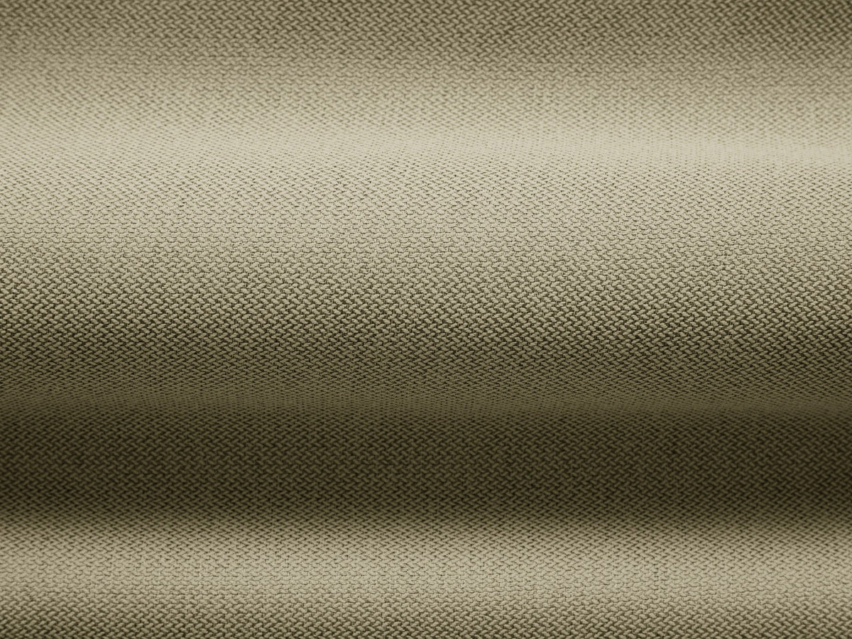 Beiges 2er Sofa Abby von Micadoni mit gepolsterter Sitzfläche, niedrigen schwarzen Kunststoffbeinen und schlichtem, abgerundetem Design.