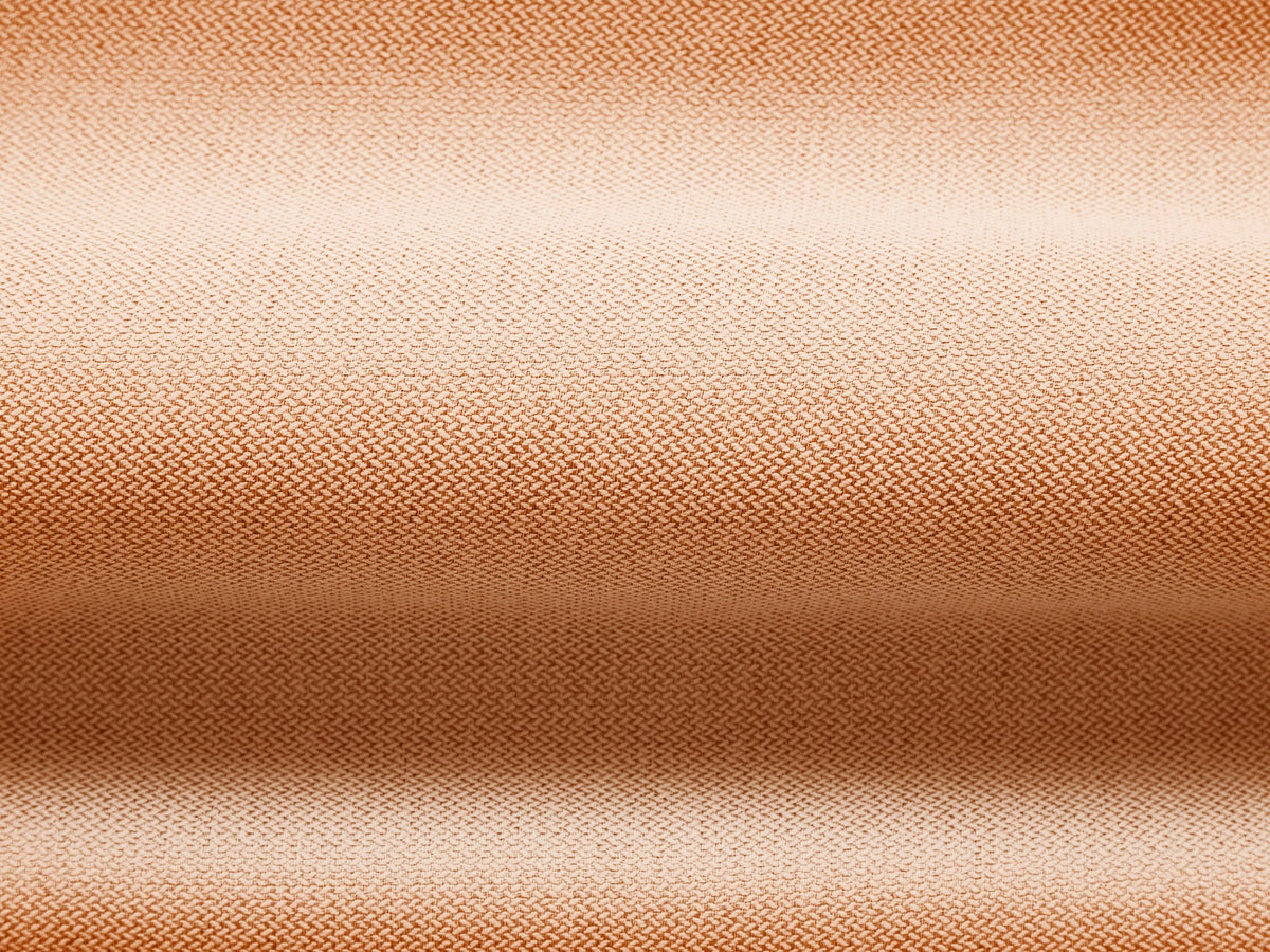 Beiges 2er Sofa Abby von Micadoni mit gepolsterter Sitzfläche, niedrigen schwarzen Kunststoffbeinen und schlichtem, abgerundetem Design.