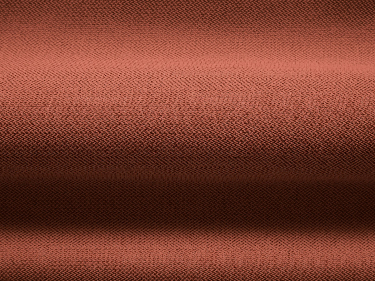 Beiges 2er Sofa Abby von Micadoni mit gepolsterter Sitzfläche, niedrigen schwarzen Kunststoffbeinen und schlichtem, abgerundetem Design.