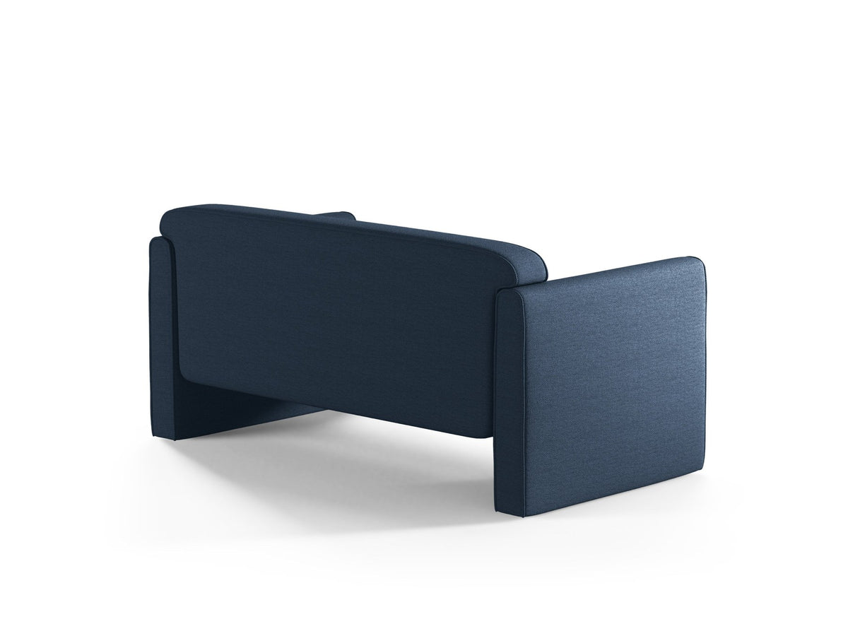 Beiges 2er Sofa Abby von Micadoni mit gepolsterter Sitzfläche, niedrigen schwarzen Kunststoffbeinen und schlichtem, abgerundetem Design.