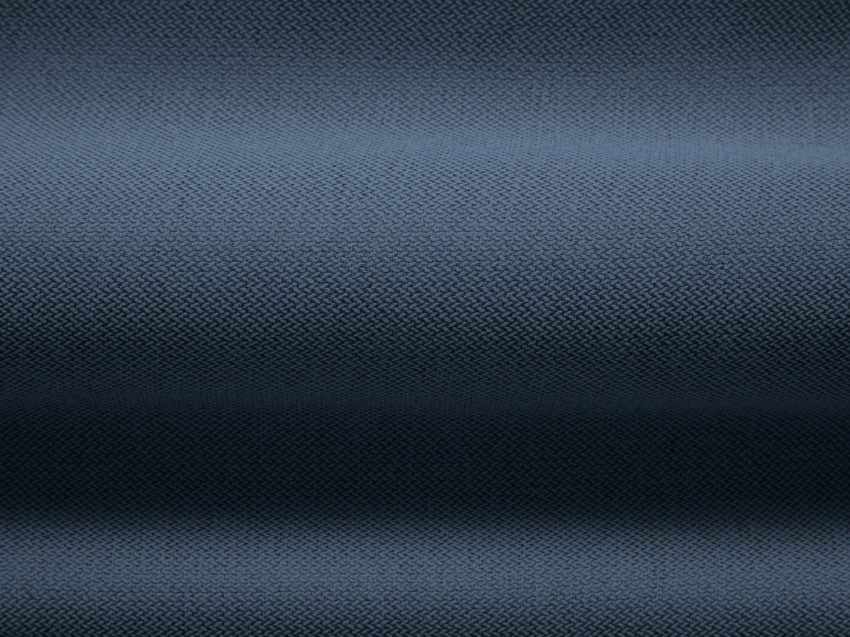 Beiges 2er Sofa Abby von Micadoni mit gepolsterter Sitzfläche, niedrigen schwarzen Kunststoffbeinen und schlichtem, abgerundetem Design.