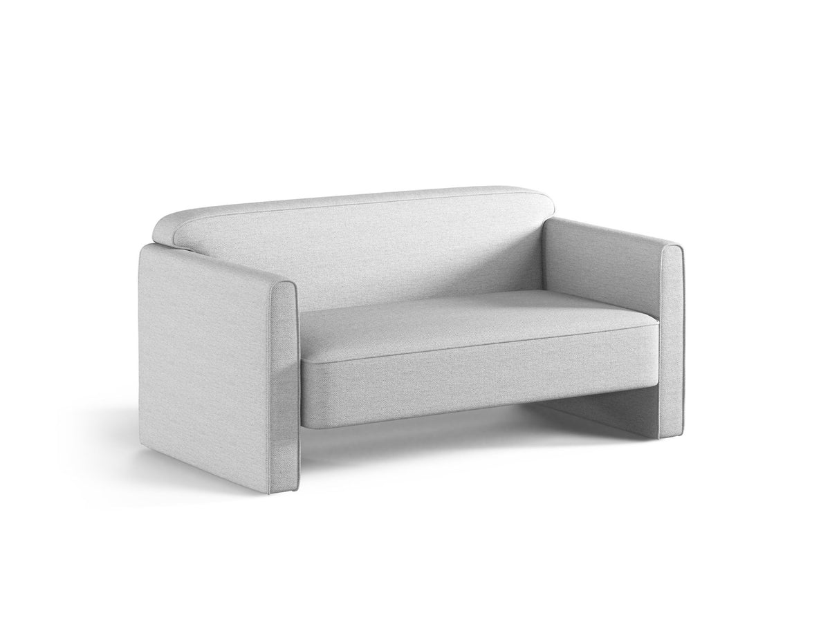 Beiges 2er Sofa Abby von Micadoni mit gepolsterter Sitzfläche, niedrigen schwarzen Kunststoffbeinen und schlichtem, abgerundetem Design.