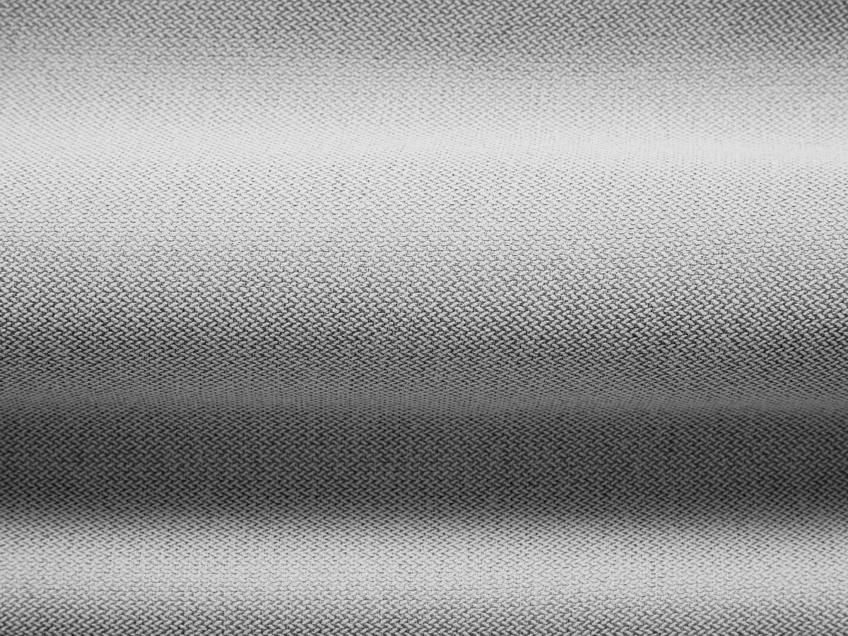 Beiges 2er Sofa Abby von Micadoni mit gepolsterter Sitzfläche, niedrigen schwarzen Kunststoffbeinen und schlichtem, abgerundetem Design.