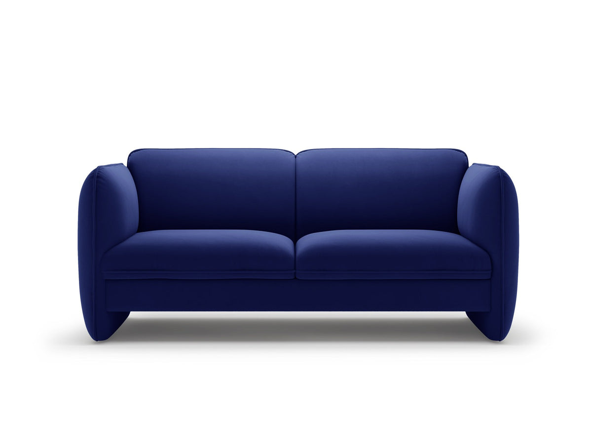 Zweisitzer-Sofa Georgia von Micadoni in Kobalt mit samtigem Bezug, gepolsterten Armlehnen und schwarzen Kunststoffbeinen, Frontalansicht.
