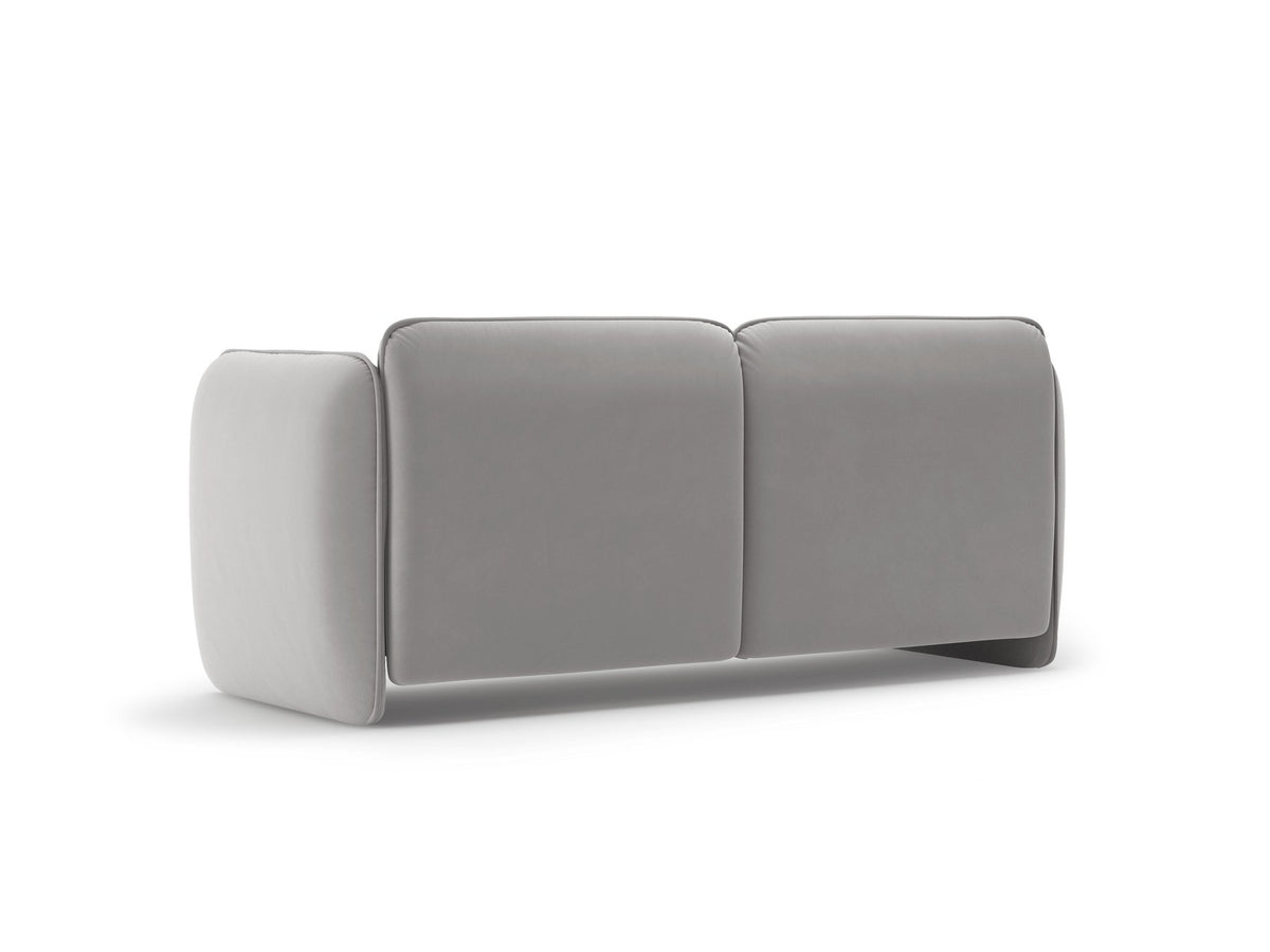 Zweisitzer-Sofa Georgia von Micadoni in Kobalt mit samtigem Bezug, gepolsterten Armlehnen und schwarzen Kunststoffbeinen, Frontalansicht.