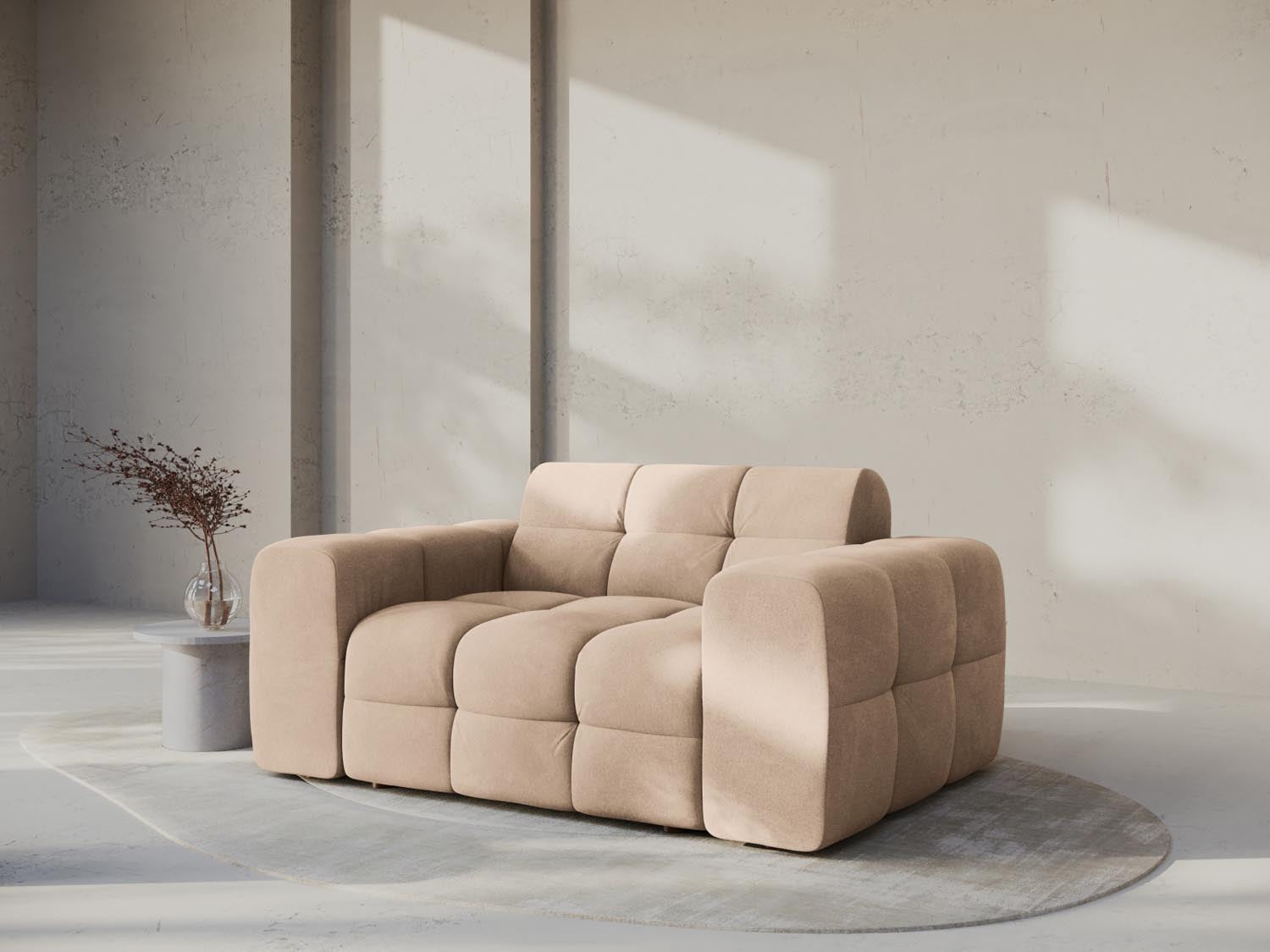 Elegantes Kendal Velour Sofa 2 Sitzer in sanftem Almond Beige, ideal für stilvolle Wohnräume und gemütliche Abende.