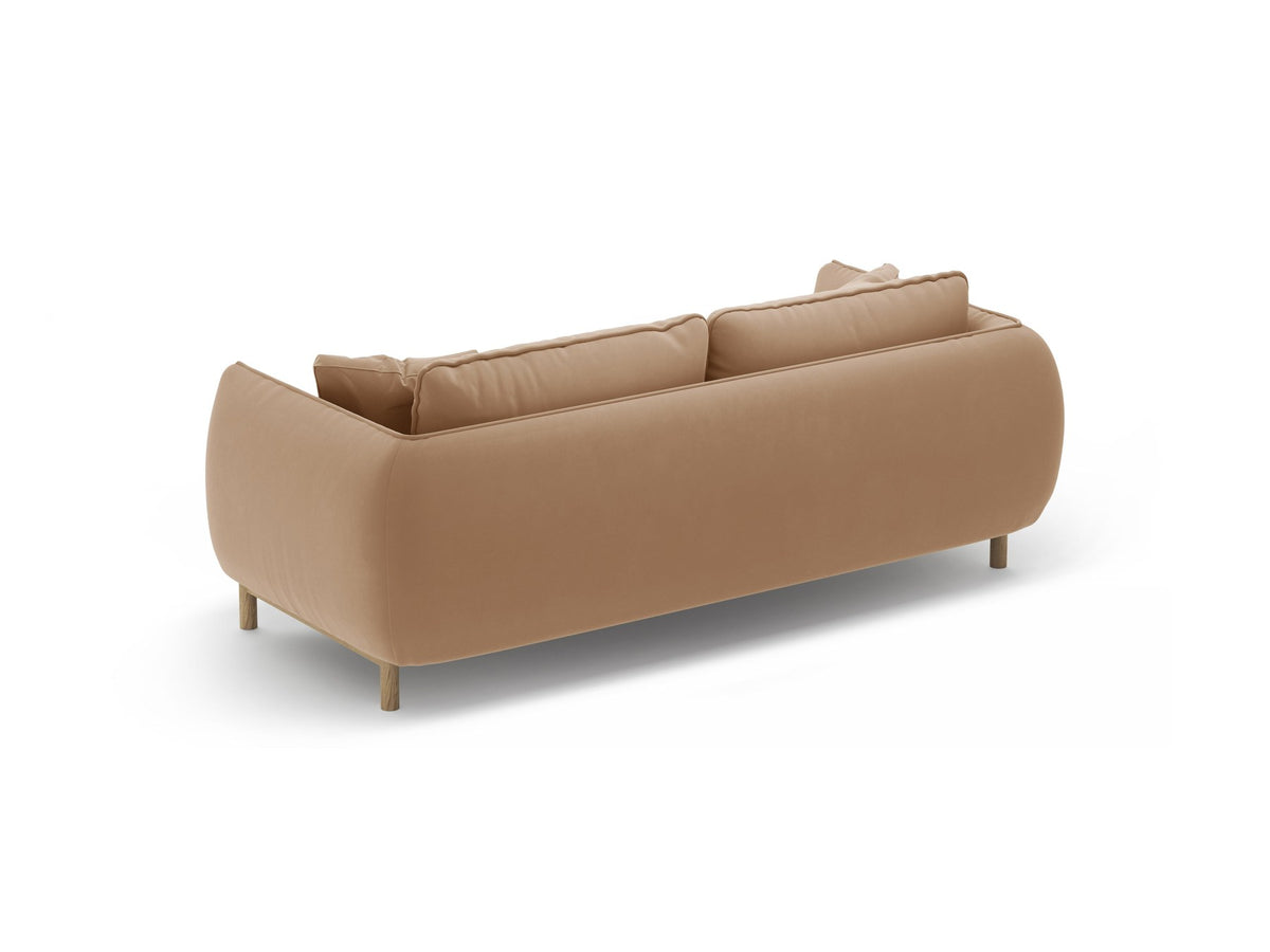 Ada 2er Sofa von Micadoni in Mandel beige mit gepolstertem Velours-Bezug, geschwungener Rückenlehne und sichtbaren Buchenholzbeinen.