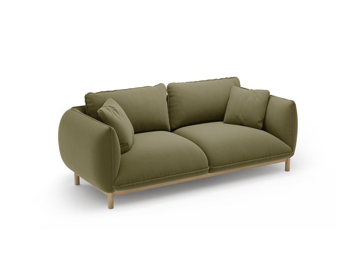 Ada 2er Sofa von Micadoni in Mandel beige mit gepolstertem Velours-Bezug, geschwungener Rückenlehne und sichtbaren Buchenholzbeinen.