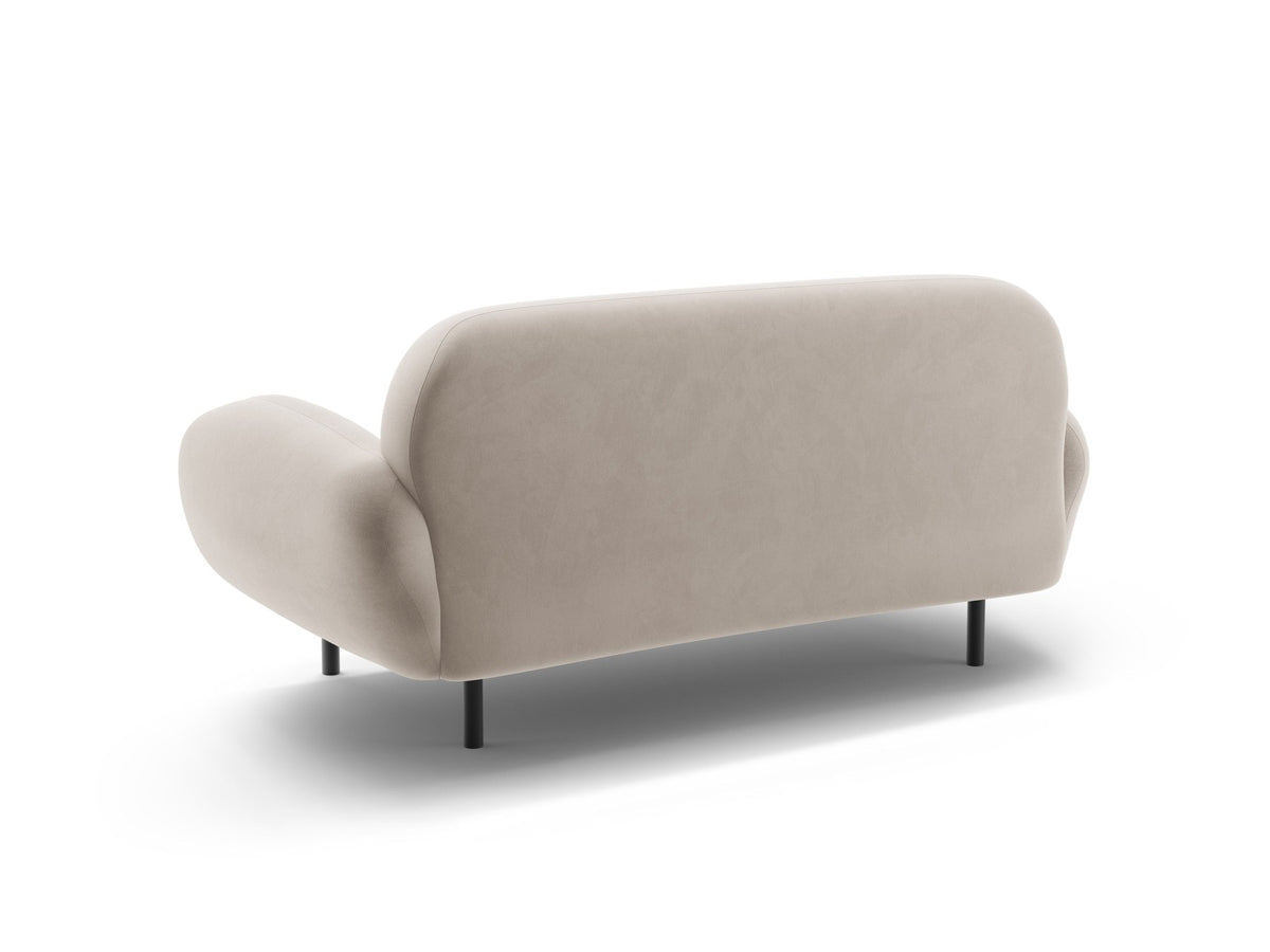 Weisses 2er Sofa Poppy von Micadoni mit runder Silhouette, Bouclé-Stoff-Bezug und schwarzen Metallbeinen auf hellem Hintergrund.