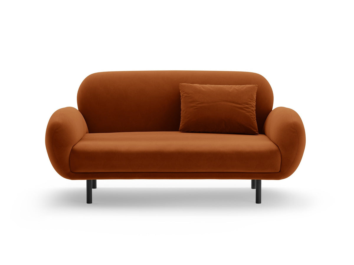 Weisses 2er Sofa Poppy von Micadoni mit runder Silhouette, Bouclé-Stoff-Bezug und schwarzen Metallbeinen auf hellem Hintergrund.