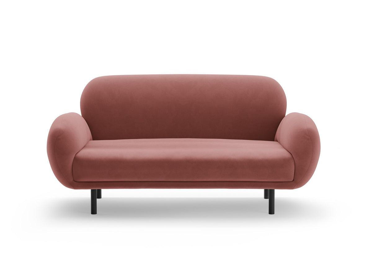 Weisses 2er Sofa Poppy von Micadoni mit runder Silhouette, Bouclé-Stoff-Bezug und schwarzen Metallbeinen auf hellem Hintergrund.