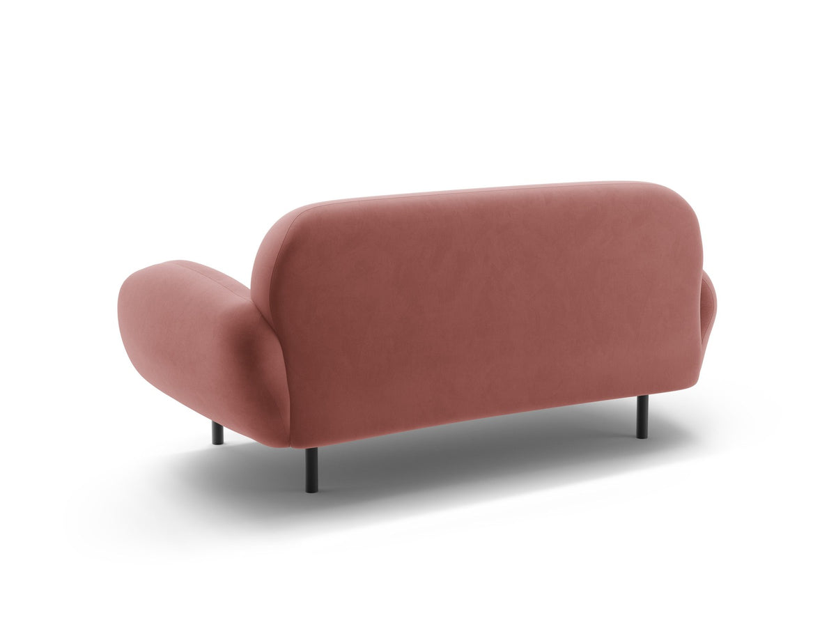 Weisses 2er Sofa Poppy von Micadoni mit runder Silhouette, Bouclé-Stoff-Bezug und schwarzen Metallbeinen auf hellem Hintergrund.