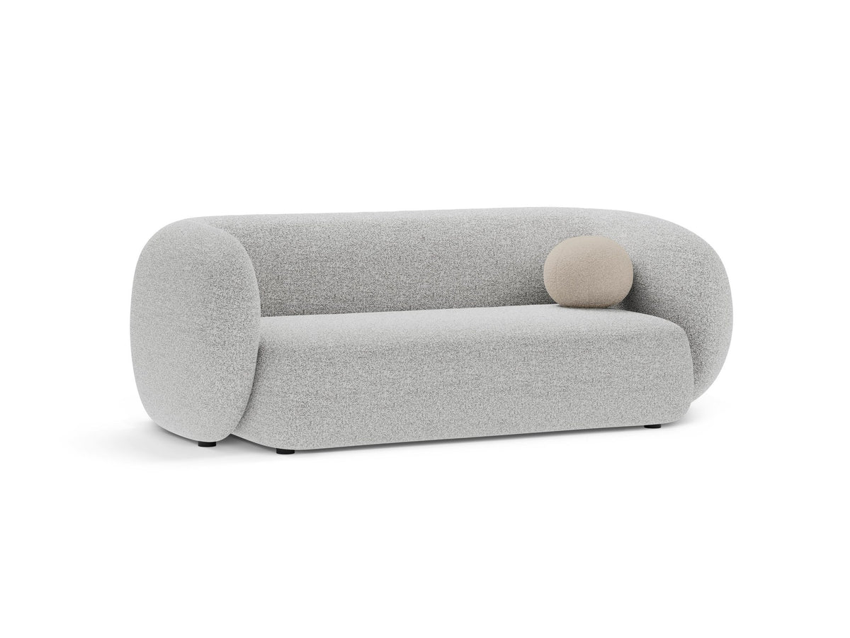Weisses 4er Sofa Kate von Micadoni mit strukturiertem Bouclé-Stoff, schwarzen Kunststoffbeinen und breiter Sitzfläche.