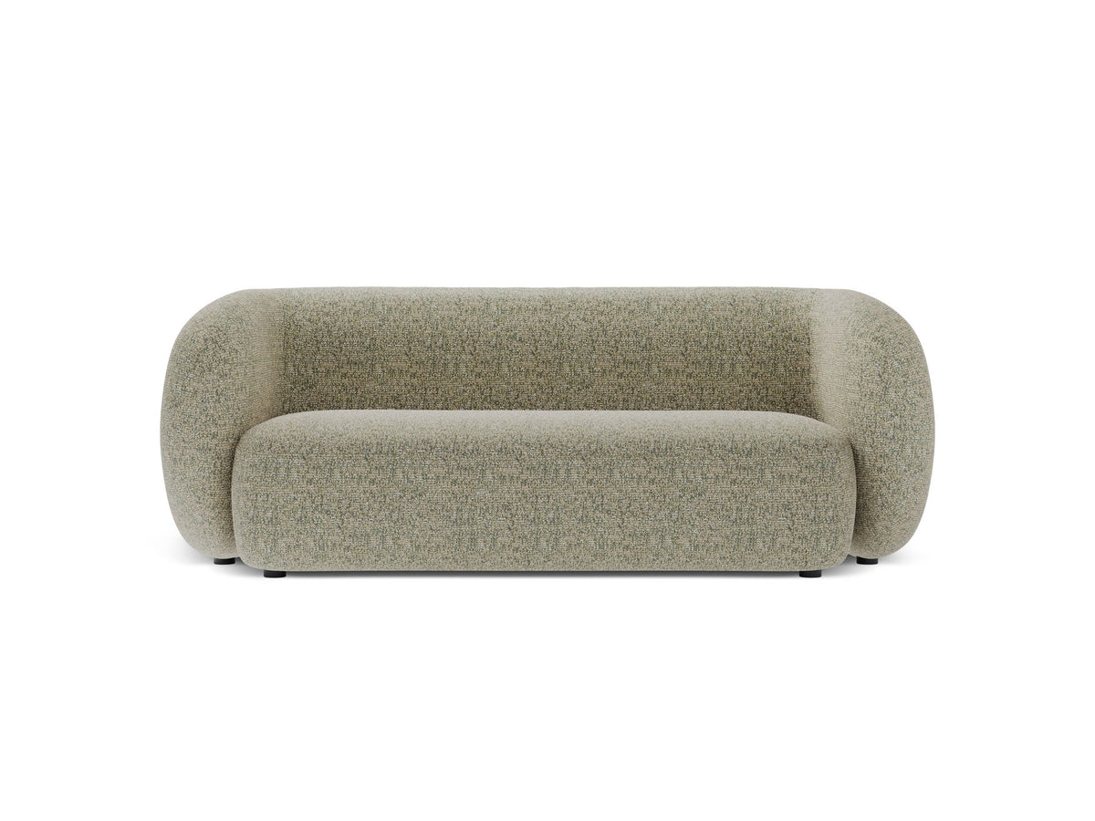 Weisses 4er Sofa Kate von Micadoni mit strukturiertem Bouclé-Stoff, schwarzen Kunststoffbeinen und breiter Sitzfläche.