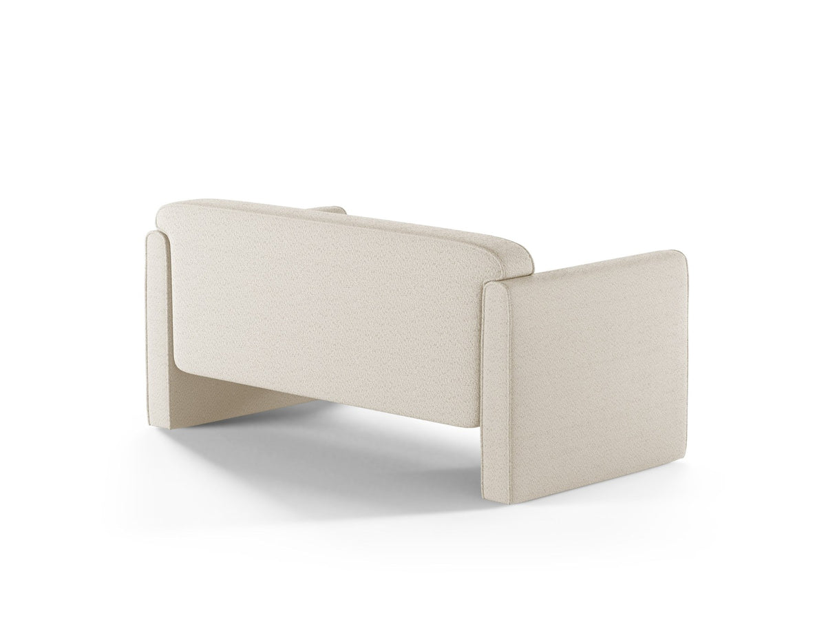Beiges 2er Sofa Abby von Micadoni mit gepolsterter Sitzfläche, niedrigen schwarzen Kunststoffbeinen und schlichtem, abgerundetem Design.