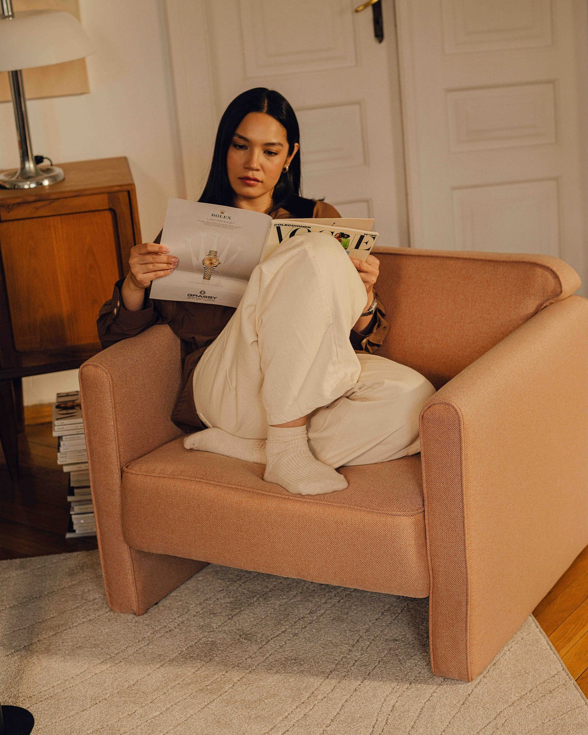 Beiges 2er Sofa Abby von Micadoni mit gepolsterter Sitzfläche, niedrigen schwarzen Kunststoffbeinen und schlichtem, abgerundetem Design.