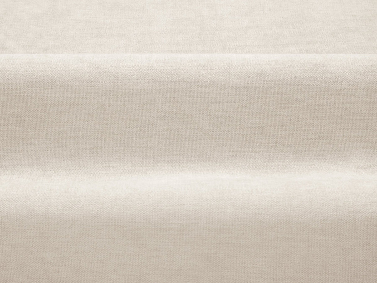 Ada 2er Sofa von Micadoni in Mandel beige mit gepolstertem Velours-Bezug, geschwungener Rückenlehne und sichtbaren Buchenholzbeinen.