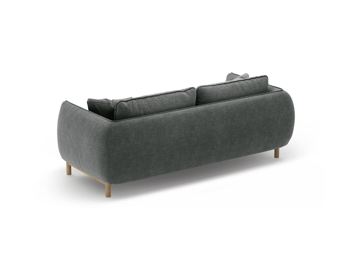 Ada 2er Sofa von Micadoni in Mandel beige mit gepolstertem Velours-Bezug, geschwungener Rückenlehne und sichtbaren Buchenholzbeinen.