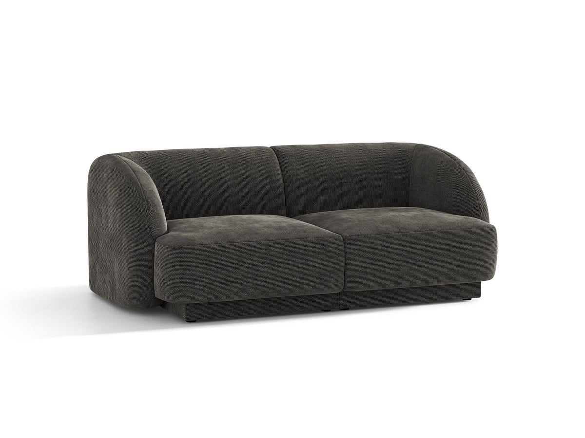 Dunkelbeiges 2er Sofa Miley von Micadoni mit Bluvel-Stoffbezug, schwarzen Kunststoffbeinen und flacher Rückenlehne, freigestellt fotografiert.