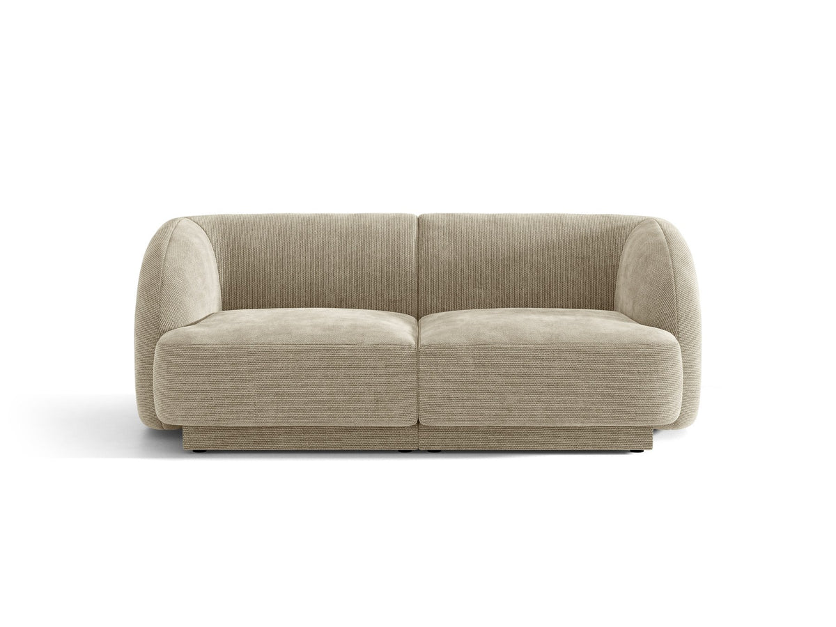 Dunkelbeiges 2er Sofa Miley von Micadoni mit Bluvel-Stoffbezug, schwarzen Kunststoffbeinen und flacher Rückenlehne, freigestellt fotografiert.