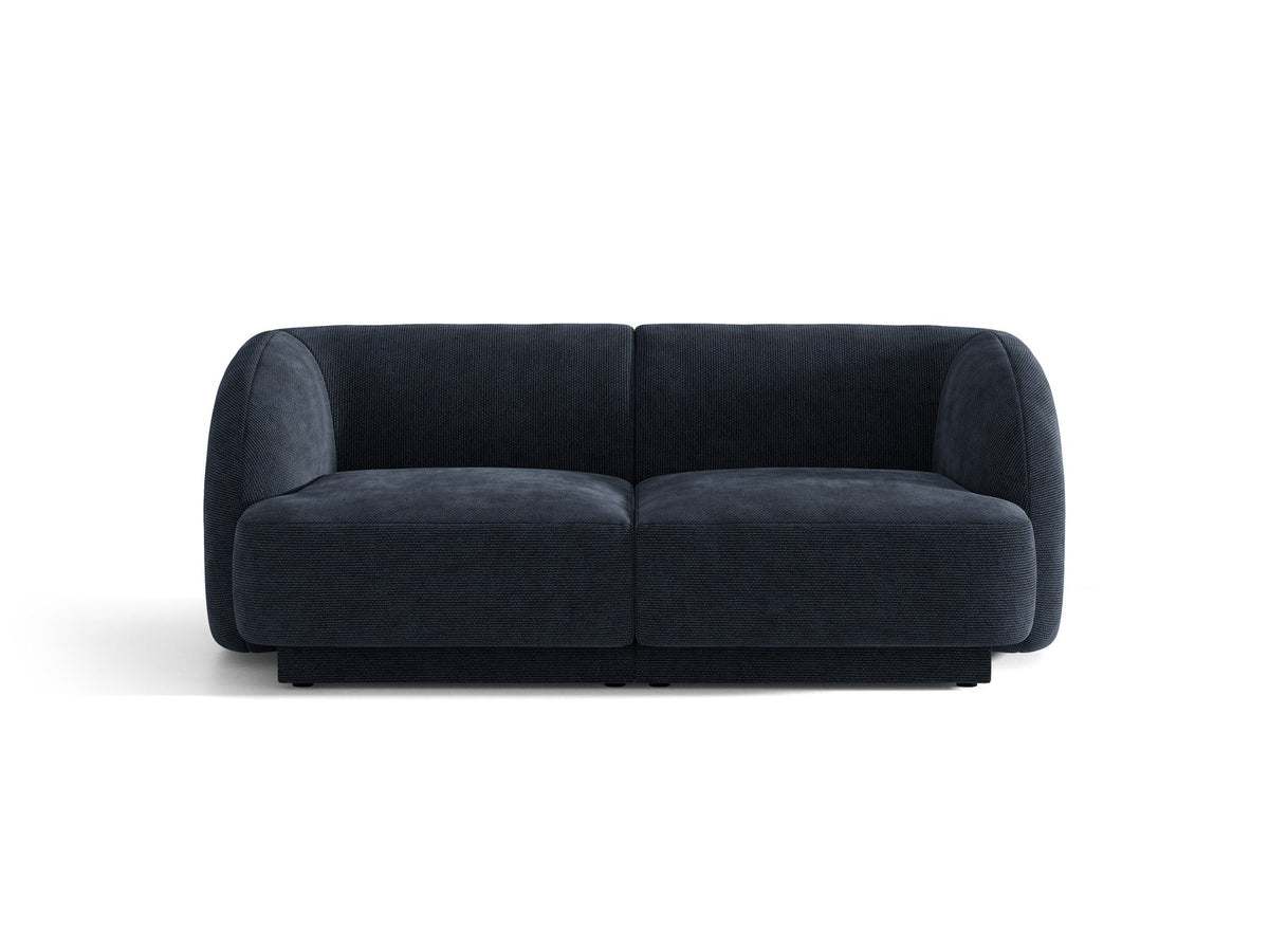 Dunkelbeiges 2er Sofa Miley von Micadoni mit Bluvel-Stoffbezug, schwarzen Kunststoffbeinen und flacher Rückenlehne, freigestellt fotografiert.