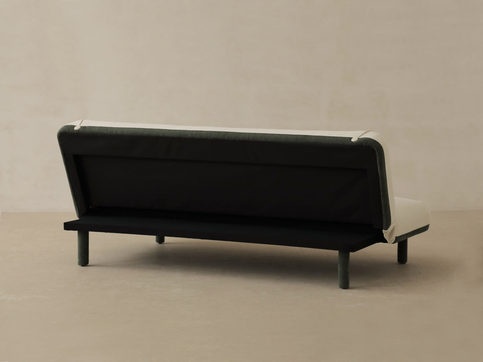 Modernes 2-Sitzer Bettsofa Sor in hellem Beige, perfekt für Gästeübernachtungen und stilvolle Wohnräume.