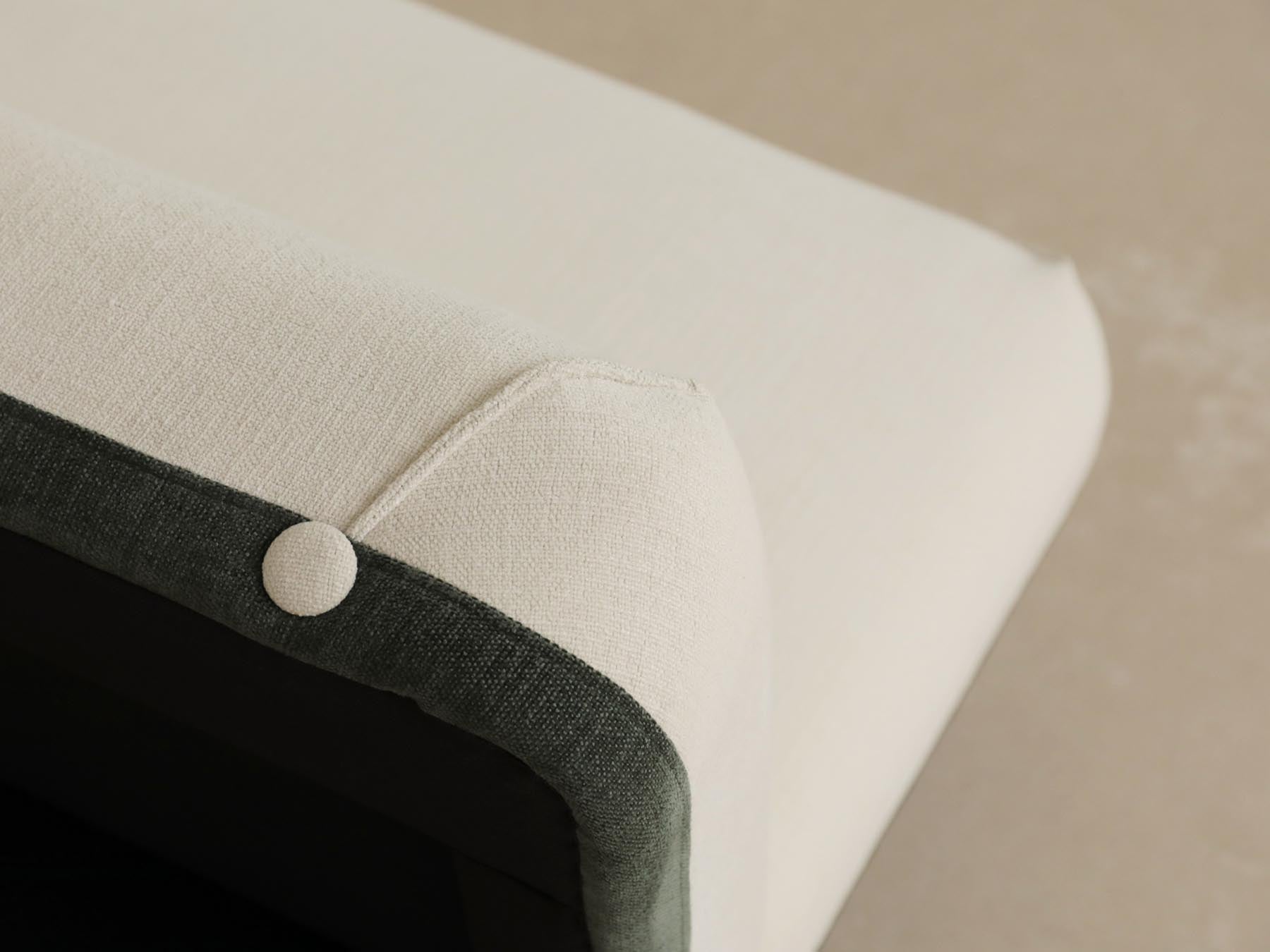 Elegantes 2-Sitzer Sofa Sor in sanftem Beige, ideal für flexible Wohnlösungen und gemütliche Übernachtungen. Funktional und stilvoll.