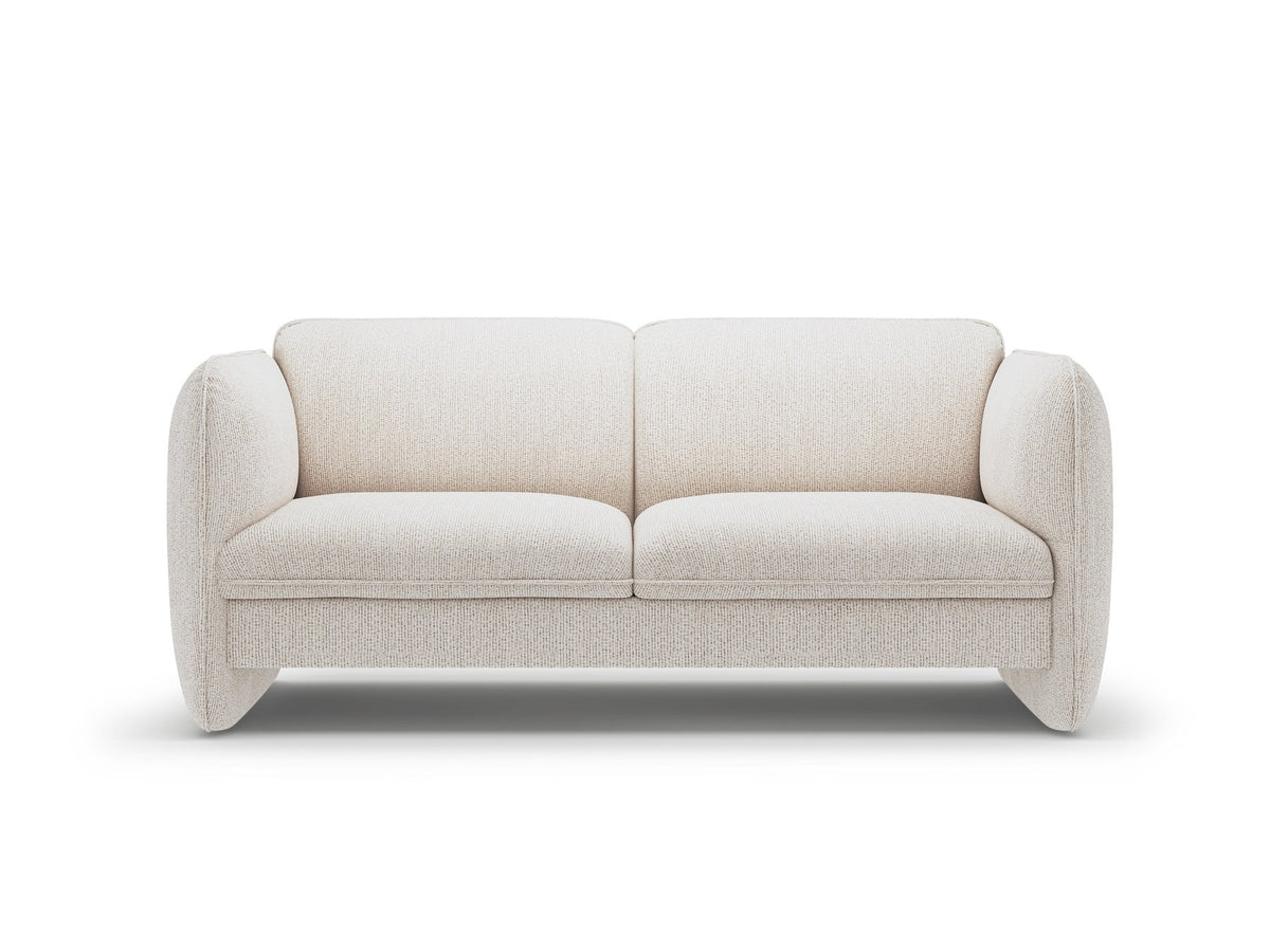 Zweisitzer-Sofa Georgia von Micadoni in Kobalt mit samtigem Bezug, gepolsterten Armlehnen und schwarzen Kunststoffbeinen, Frontalansicht.
